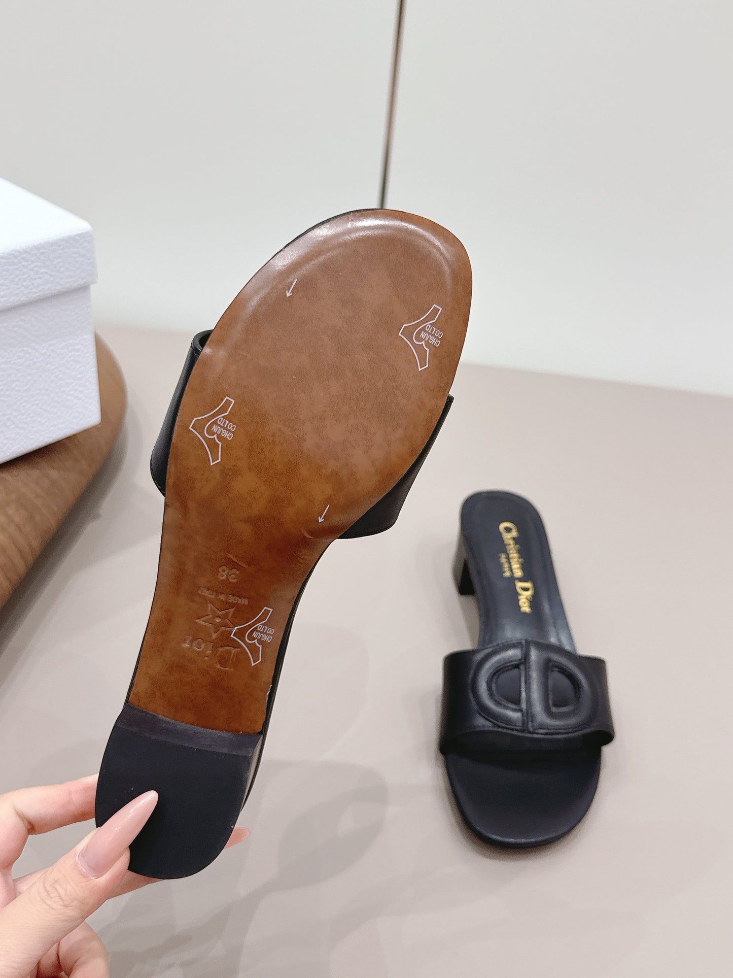 CD 26s Round-Toe Sandals 4.5cm Black Calfskin 738233