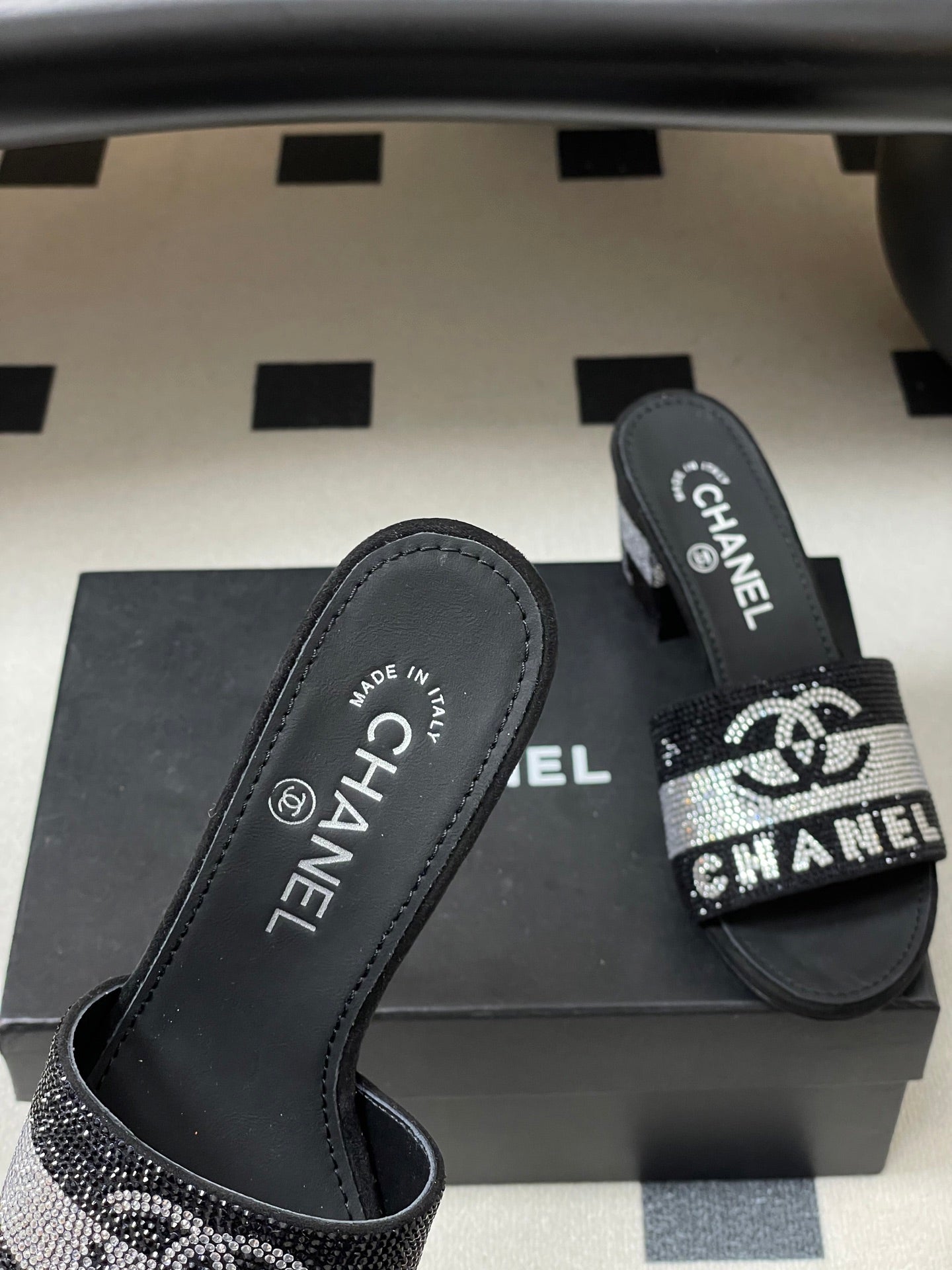 CC 26s Sandals 70 Black Sheepskin Rhinestones 649513