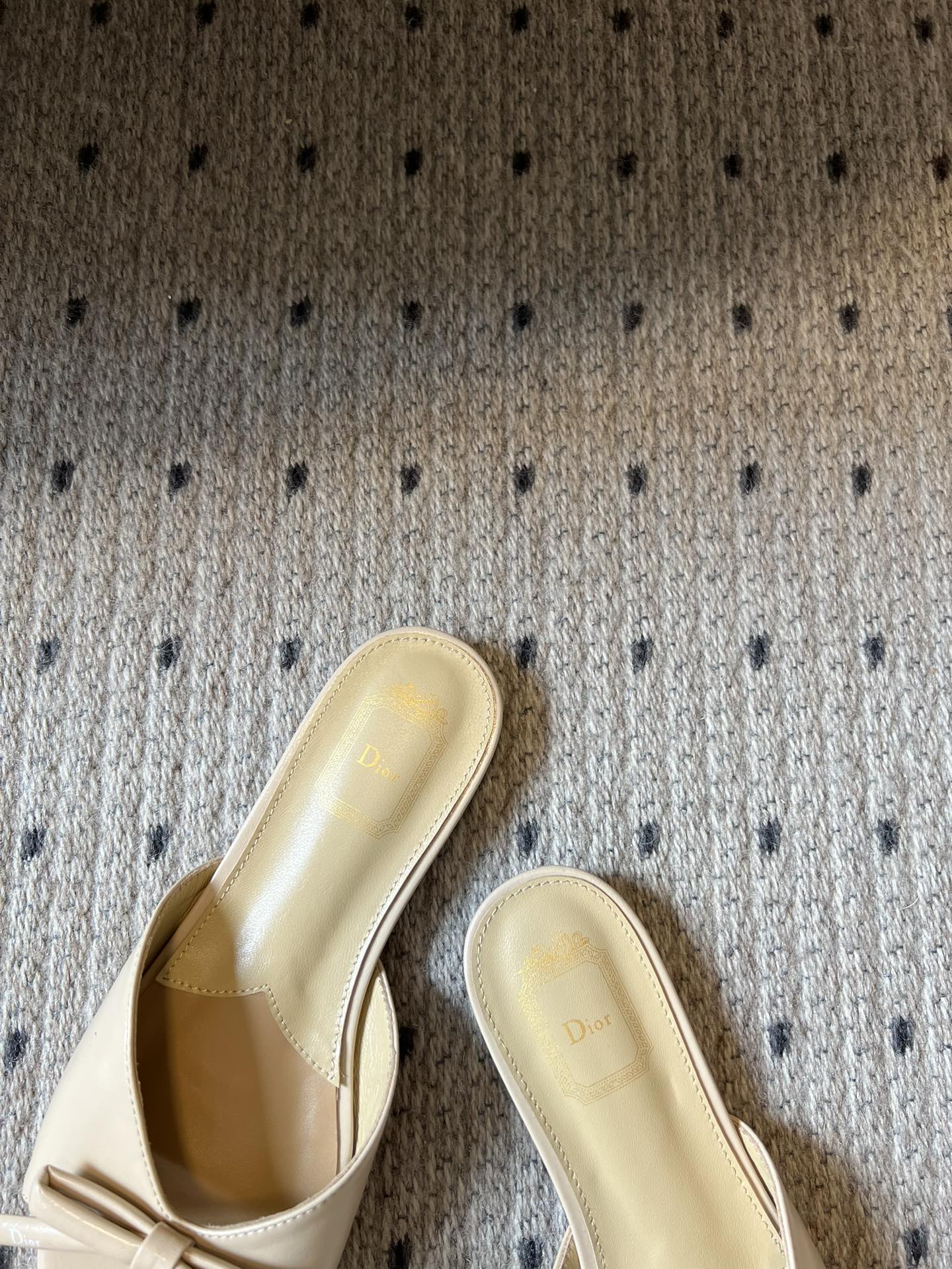 CD 26s Bow Slide Cream Satin 819999