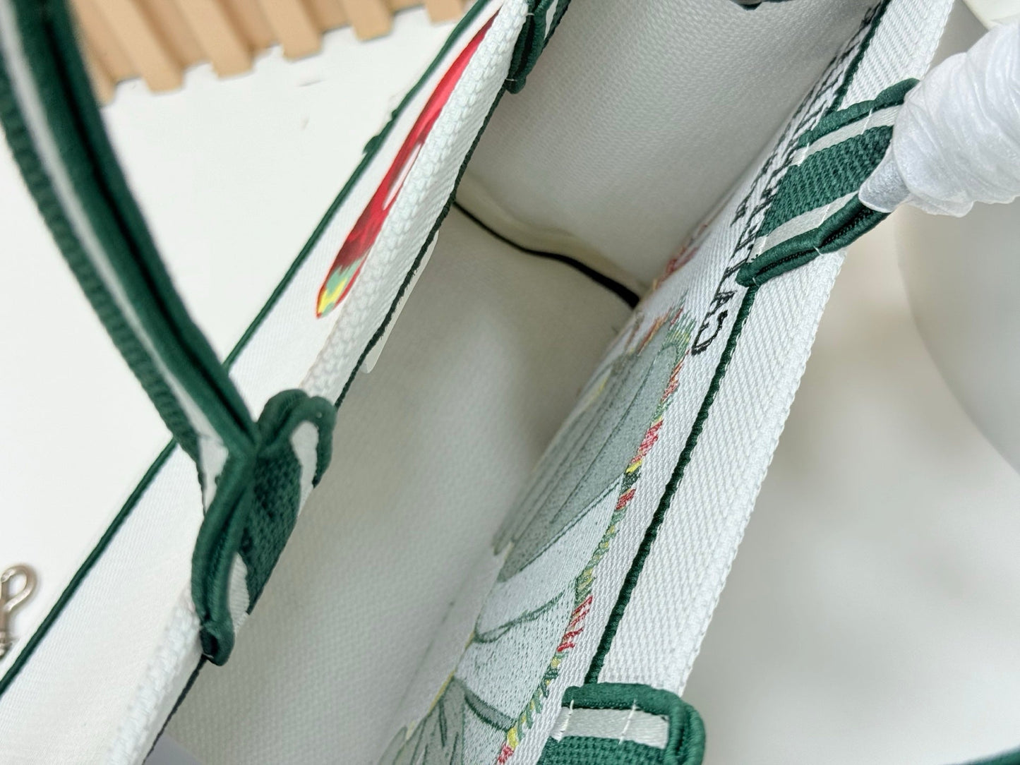 CD Book Tote with "The Very Hungry Caterpillar" White Green in Embroidery 155382