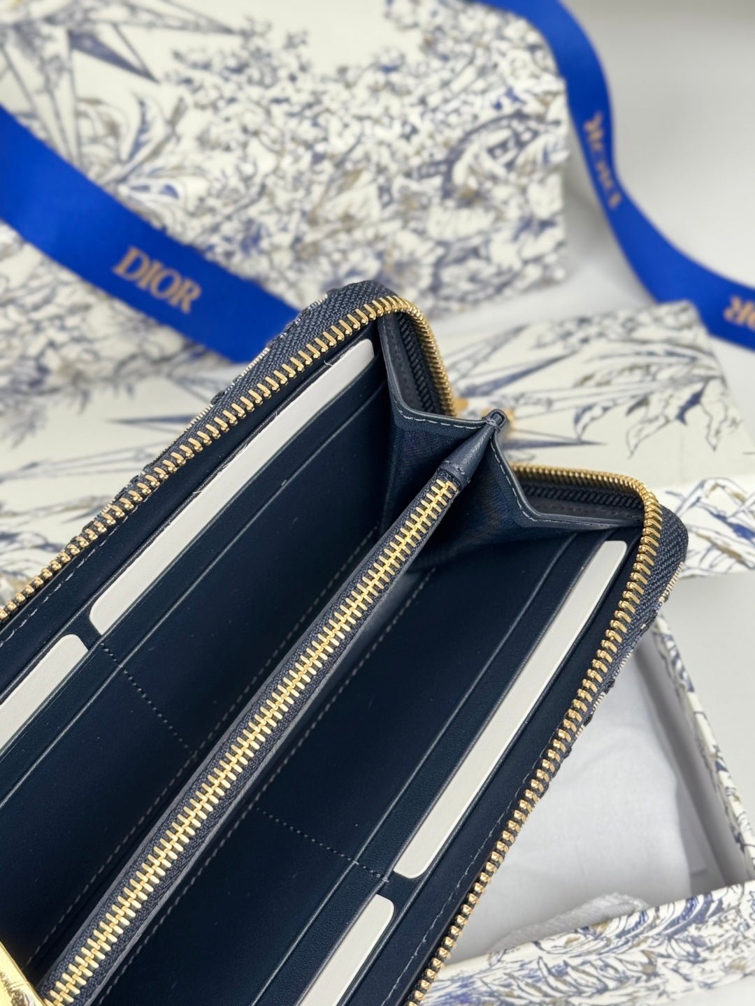 CD 30 Montaigne Voyageur Slim 19.5cm Blue Jacquard 258610