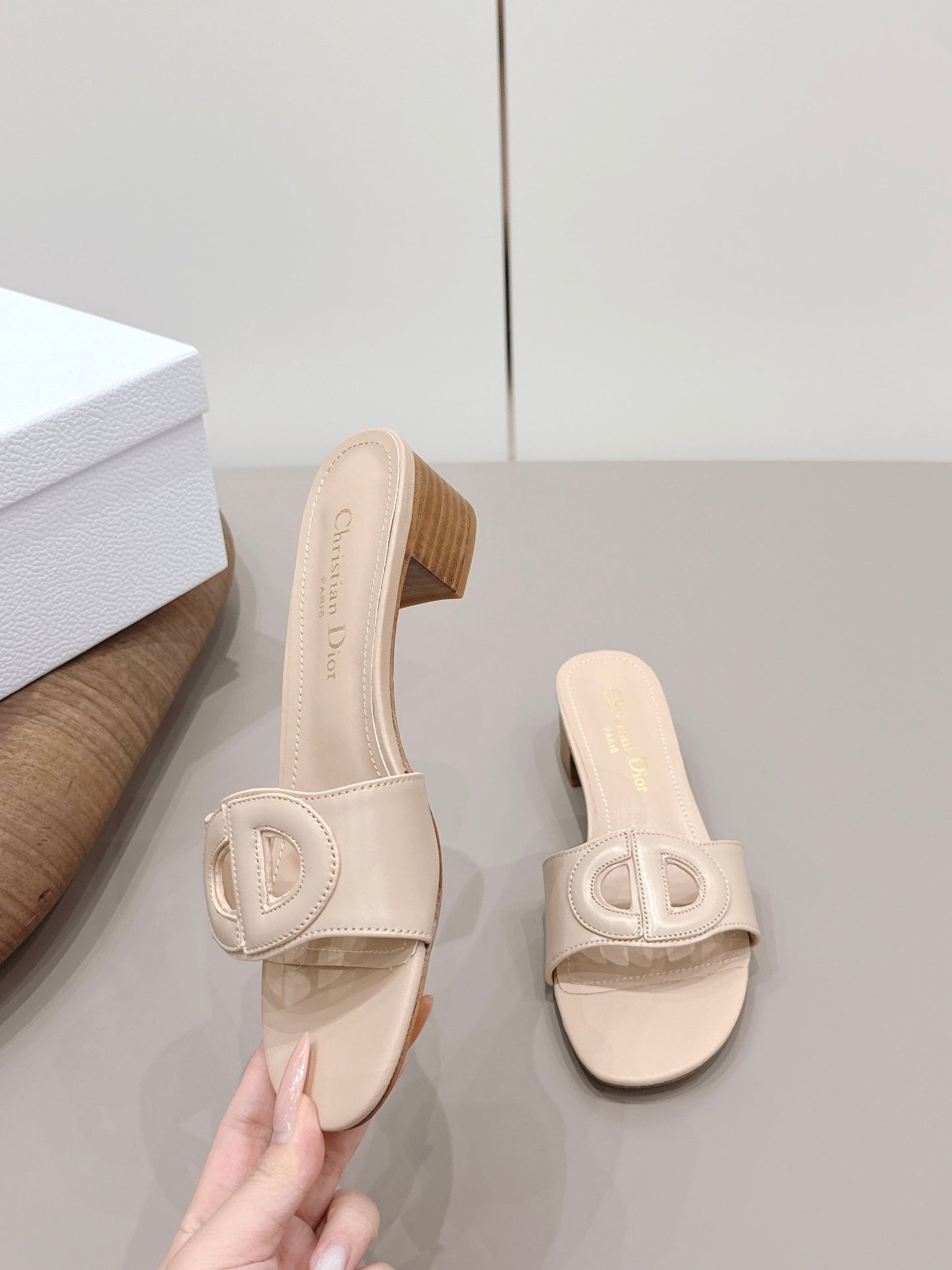 CD 26s Round-Toe Sandals 4.5cm Beige Calfskin 738235