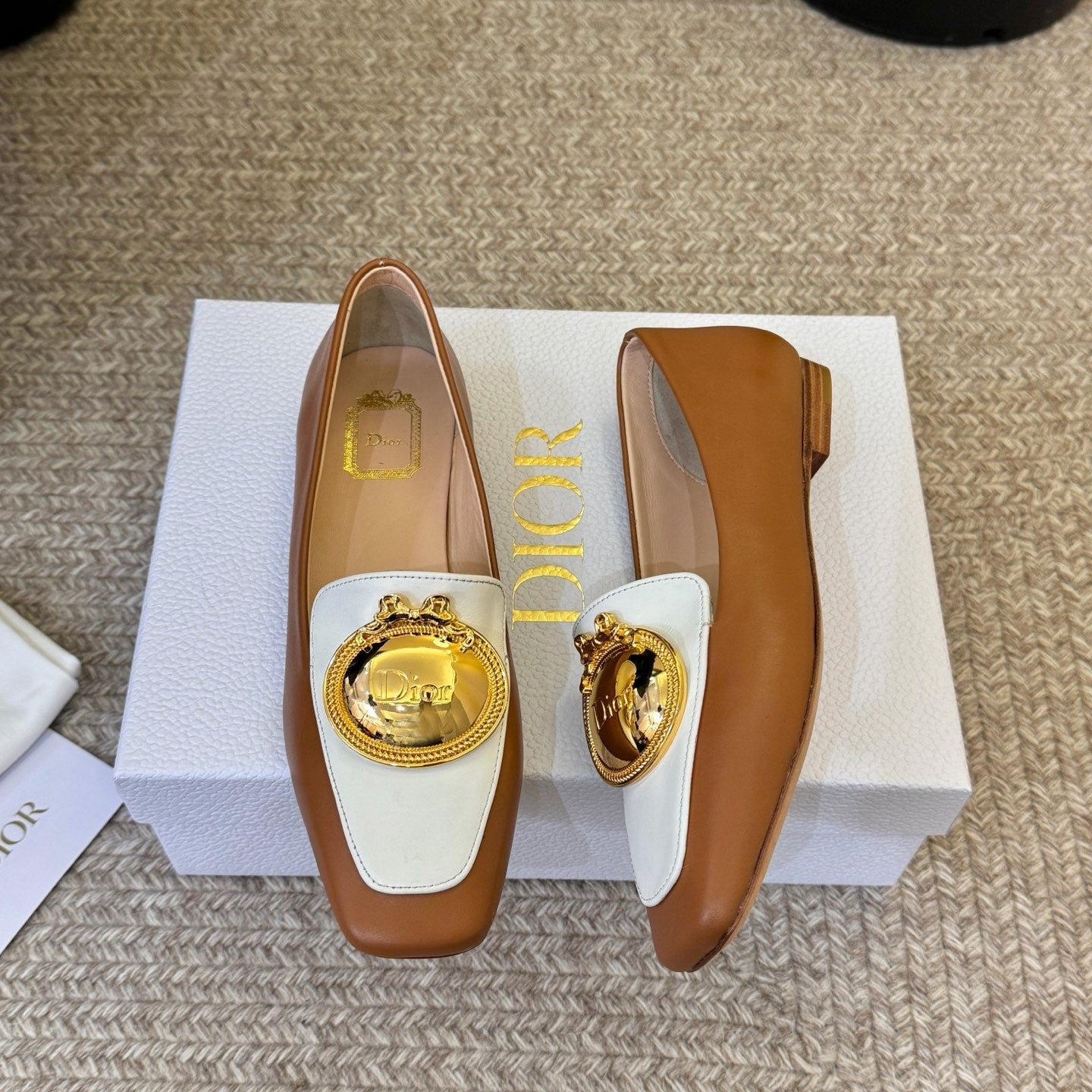 CD Médaillon Loafer Brown White Sheepskin 835716
