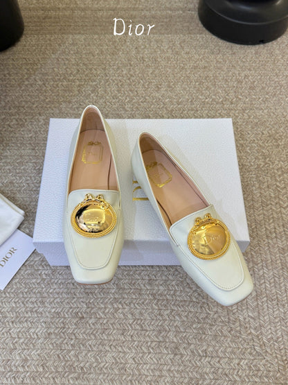 CD Médaillon Loafer White Sheepskin 835717