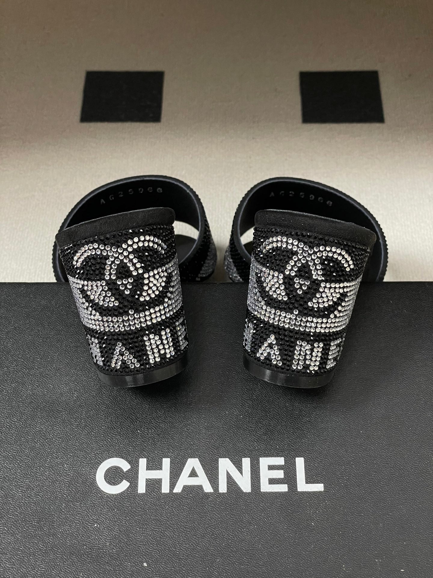 CC 26s  Sandals 70 Black Sheepskin Rhinestones 649513