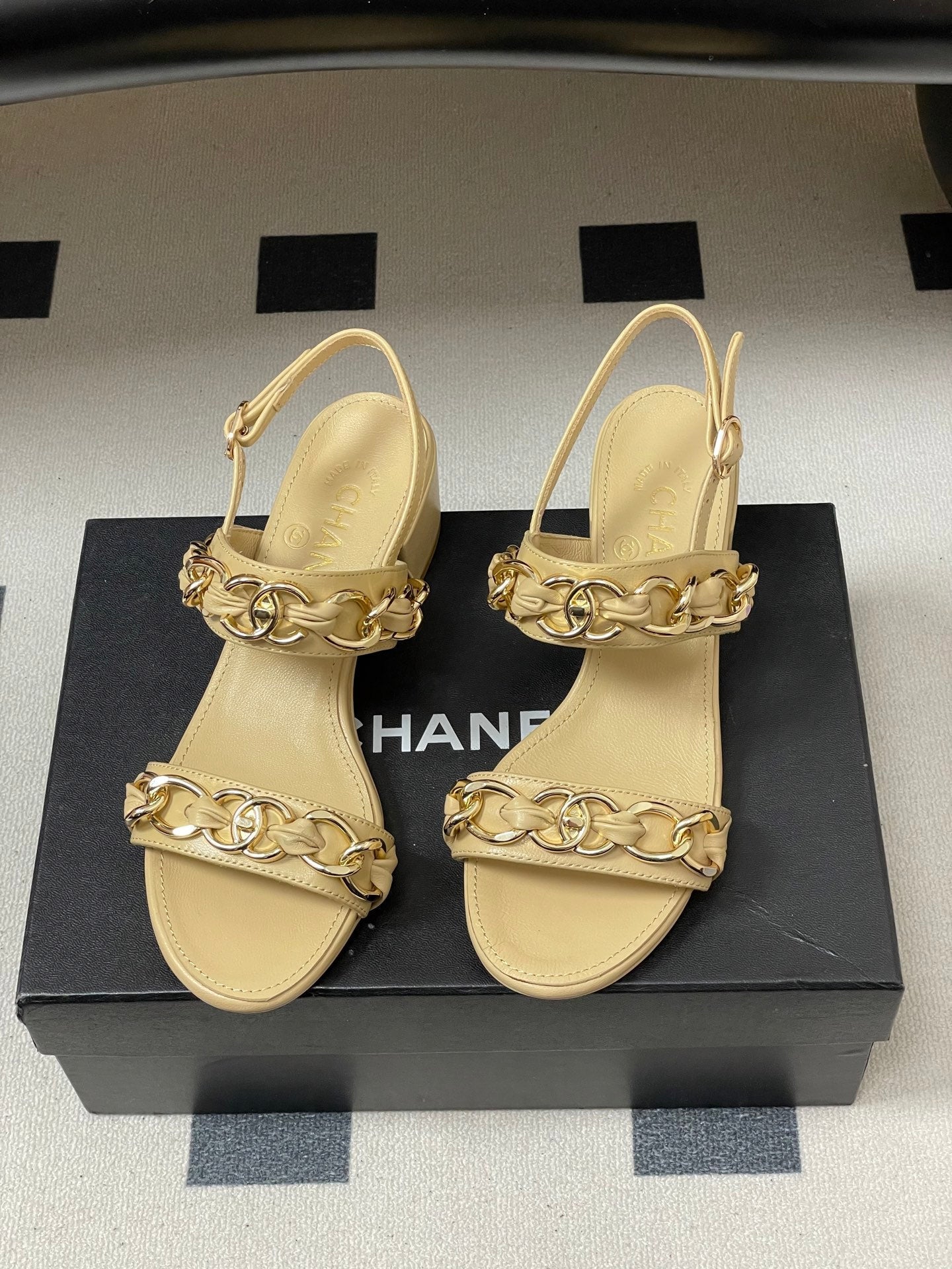 CC 26s Buckle Chain Sandals 55 Beige Sheepskin 649472