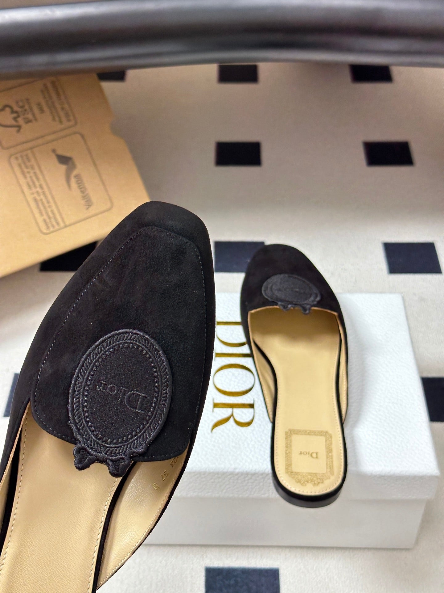 CD Médaillon Mule Black Suede 834915