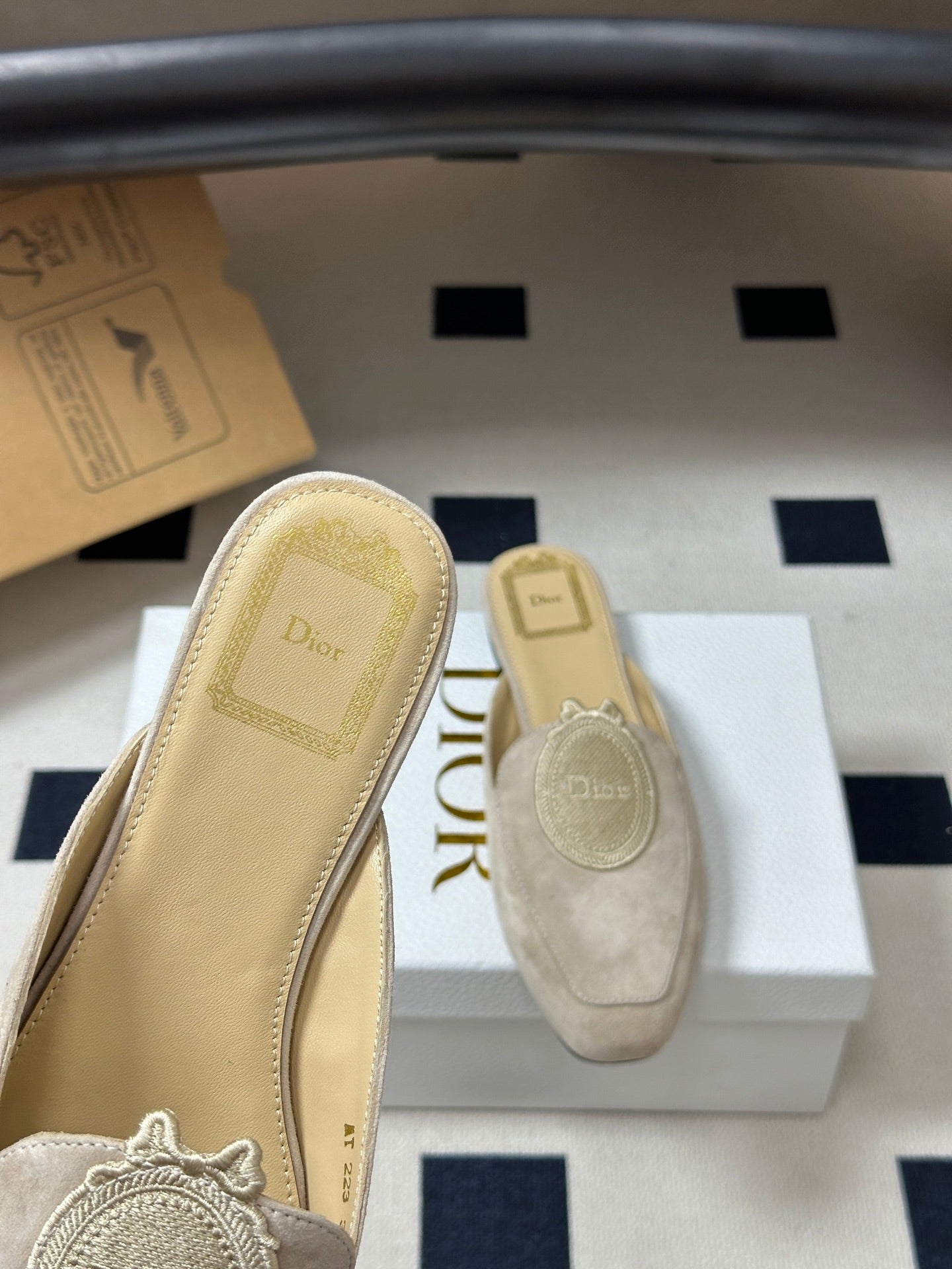 CD Médaillon Mule Light Khahi Suede 834916