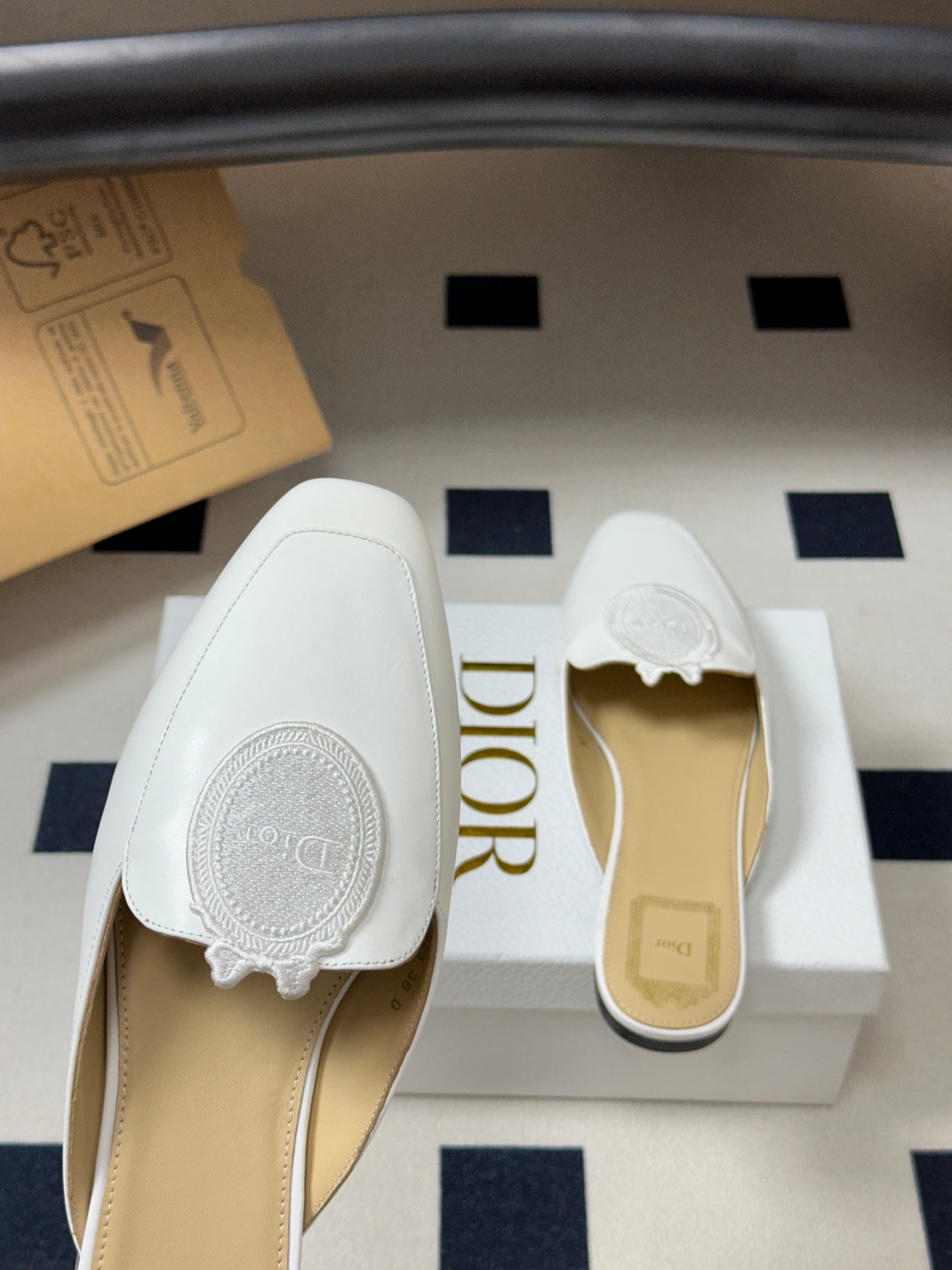 CD Médaillon Mule White Lambskin 834918
