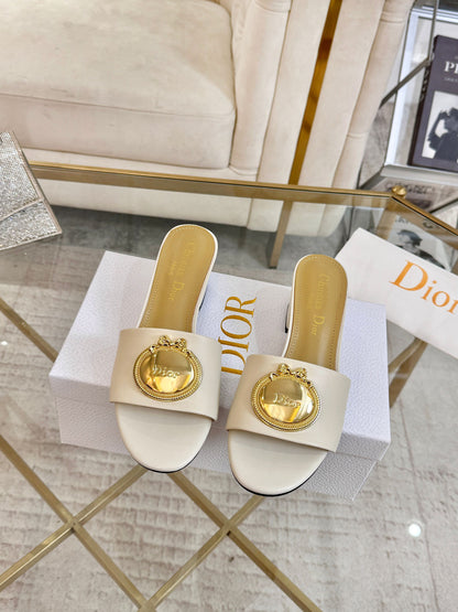 CD 26s Médaillon Buckle Slides 5cm White Lambskin 927377