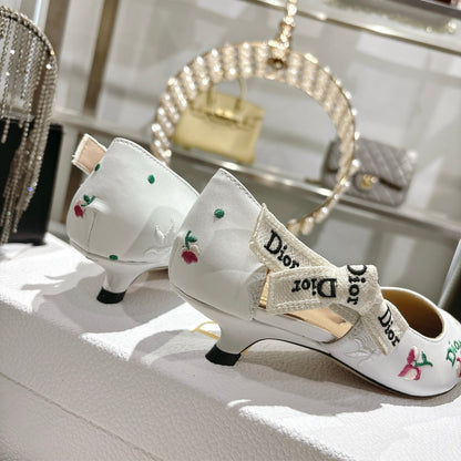 CD 26 High Heel Pump Flower 25 White Sheepskin Ribbon 679715