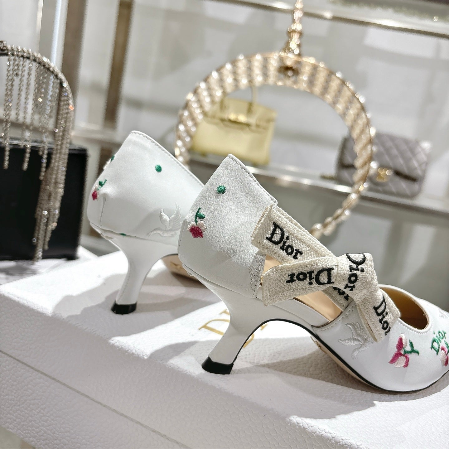 CD 26 High Heel Pump Flower 45 White Sheepskin Ribbon 679716